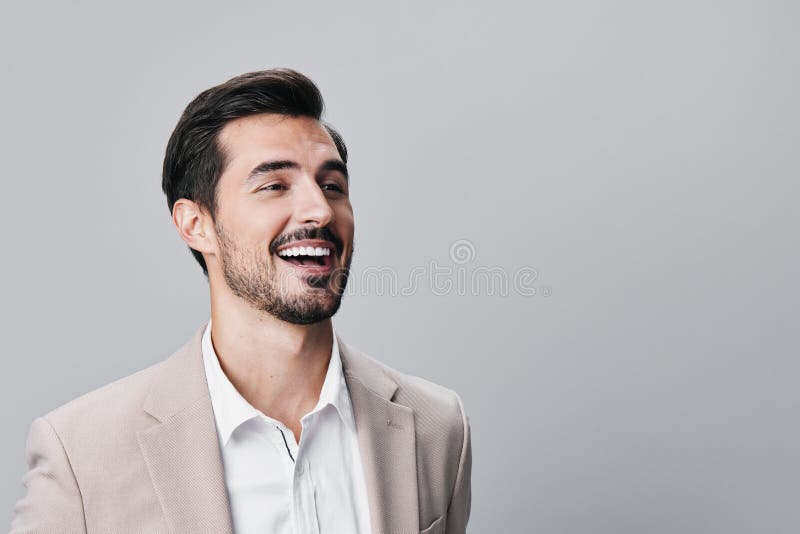Hermoso traje de camisa de hombre sonriente empresario feliz retrato de espacio de copias beige foto de archivo