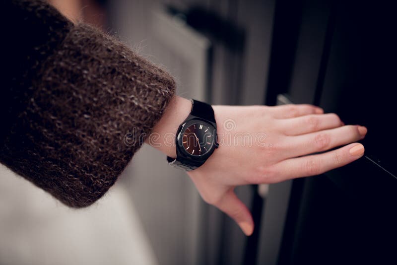 Hermoso Y Elegante Reloj Negro En La De La Imagen de archivo Imagen de pulsera, brillante: