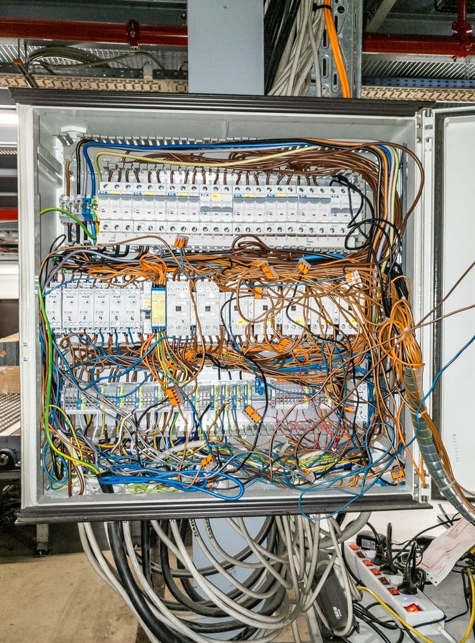 Herne, Alemania - 2 de octubre de 2018: Caos del cable en panel de control eléctrico imagen de archivo libre de regalías Herne, Alemania - 2 de octubre de 2018: Caos del cable en panel de control eléctrico imagen de archivo libre de regalías