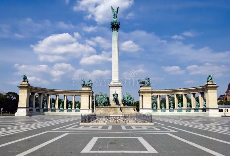 Eroi la piazza cittadina ()  la città Ungheria.
