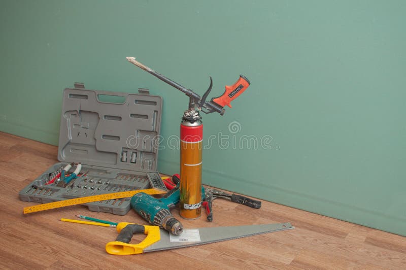 Herramientas de reparación Caja con un juego de mechas, regla, destornillador, lápiz, cilindro con espuma de fijación fotografía de archivo libre de regalías Herramientas de reparación Caja con un juego de mechas, regla, destornillador, lápiz, cilindro con espuma de fijación fotografía de archivo libre de regalías