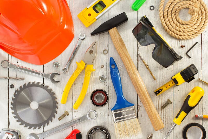 Bolsa de herramientas, herramientas y equipo de trabajo para electricista  en un banco de trabajo de madera. Industria de la construcción Fotografía  de stock - Alamy