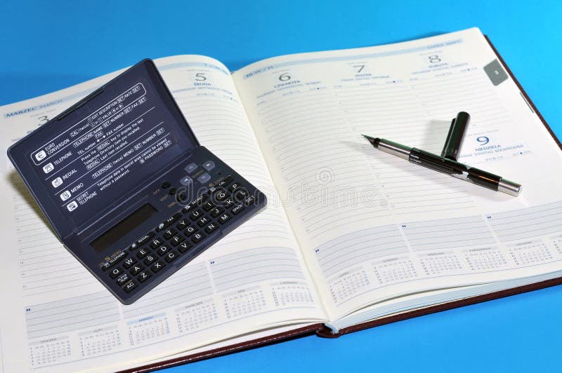 Herramientas financieras, agenda, pluma y calculadora imagen de archivo Herramientas financieras, agenda, pluma y calculadora imagen de archivo