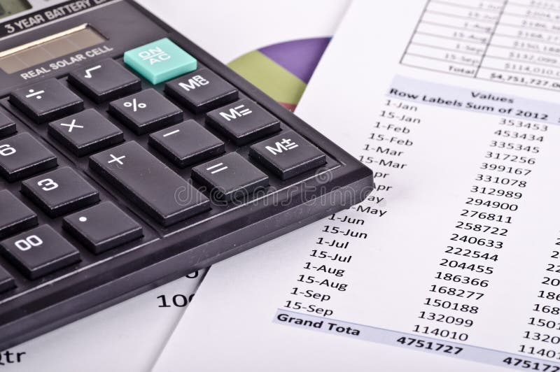 Herramientas financieras, calculadora sobre un informe financiero fotos de archivo libres de regalías Herramientas financieras, calculadora sobre un informe financiero fotos de archivo libres de regalías