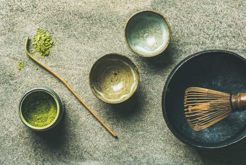 Herramientas japonesas para preparar el té del matcha, fondo gris, visión superior fotografía de archivo libre de regalías Herramientas japonesas para preparar el té del matcha, fondo gris, visión superior fotografía de archivo libre de regalías