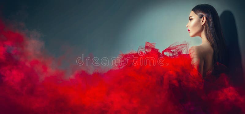 Herrliche Brunettemodellfrau im roten Kleid lizenzfreie stockbilder Herrliche Brunettemodellfrau im roten Kleid lizenzfreie stockbilder