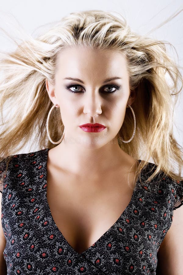 Herrliche junge blonde Frau mit dem Flugwesenhaar lizenzfreies stockfoto Herrliche junge blonde Frau mit dem Flugwesenhaar lizenzfreies stockfoto