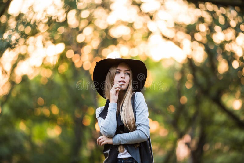 Herrliche stilvolle junge Frau, die moderne Kleidung trägt stockbild Herrliche stilvolle junge Frau, die moderne Kleidung trägt stockbild