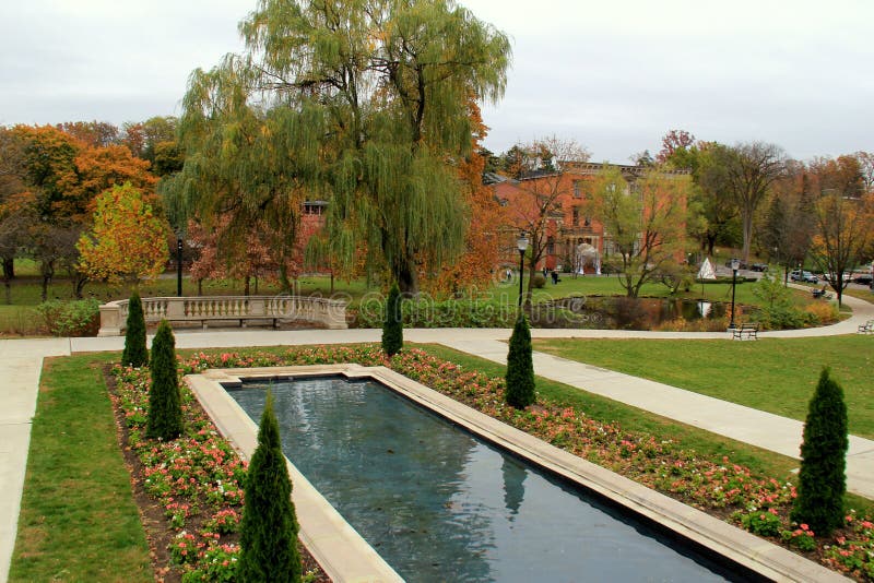 Download Herrliche Szene Unterlassungskongress-Park Im Fall, Saratoga Springs, New York, 12866 Redaktionelles Stockfoto - Bild von frühlinge, brunnen: 106800188