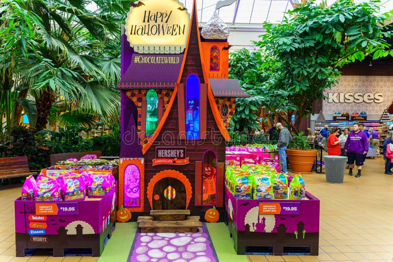 Halloween Candy Display editorial photography. Image of pumpkin 45276747