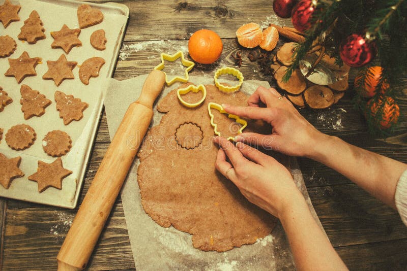 Herstellung der Lebkuchenplätzchen für Weihnachten lizenzfreies stockbild Herstellung der Lebkuchenplätzchen für Weihnachten lizenzfreies stockbild