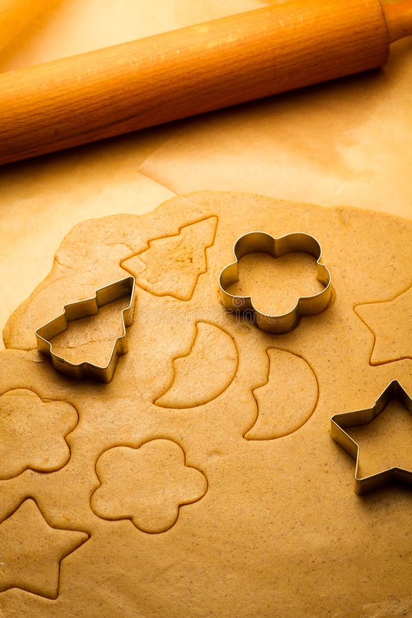 Herstellung der selbst gemachten Lebkuchenplätzchen stockbilder Herstellung der selbst gemachten Lebkuchenplätzchen stockbilder