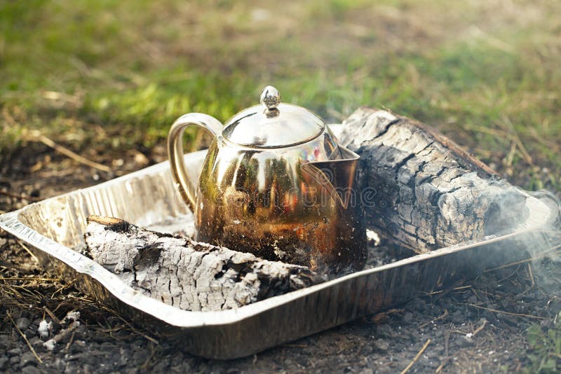 Herstellung Des Kaffees Im Kamin Auf Dem Kampieren Oder Dem Wandern Im ...