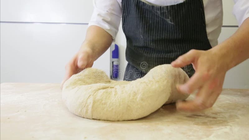 Herstellung des Teigs durch männliche Hände an der Bäckerei