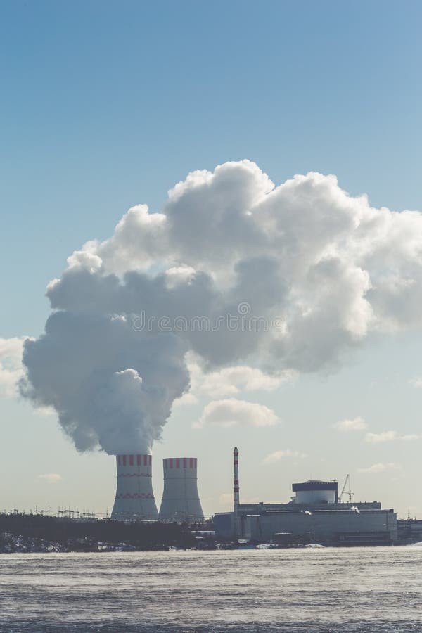Herstellung von Leistung Wolken des dicken Rauches auf Hintergrund des blauen Himmels Kopieren Sie Platz lizenzfreie stockfotografie