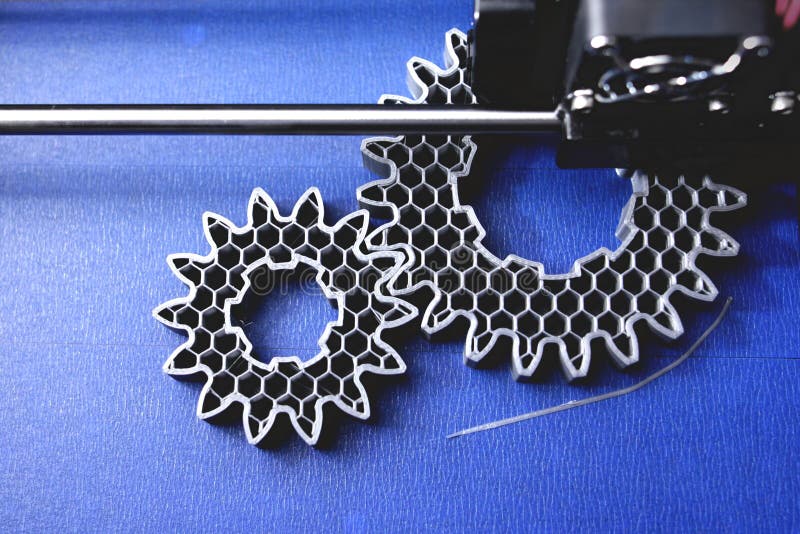 Herstellungsstirnräder FDM 3D-printer vom Silber-grauen Faden auf Blaupausenband - Draufsicht