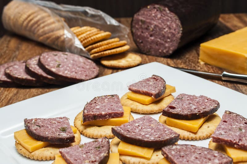 Hertevleesworst, jalapeno, kaas, crackers stock fotografie Hertevleesworst, jalapeno, kaas, crackers stock fotografie