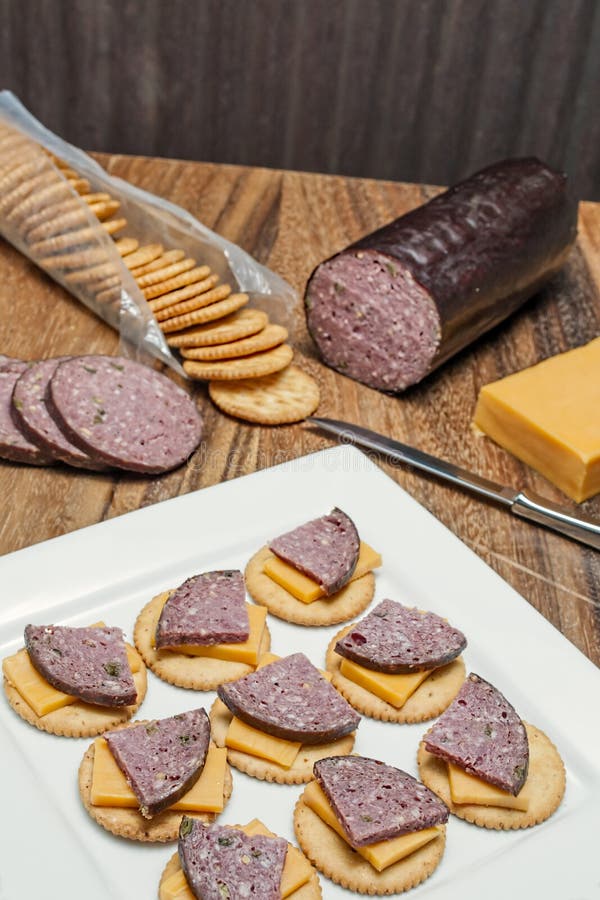Hertevleesworst, jalapeno, kaas, crackers stock fotografie Hertevleesworst, jalapeno, kaas, crackers stock fotografie