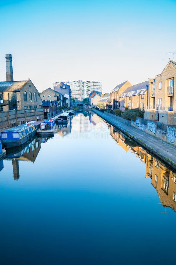 Hertford-Verbands-Kanal in Ost-London, Großbritannien lizenzfreie stockbilder Hertford-Verbands-Kanal in Ost-London, Großbritannien lizenzfreie stockbilder