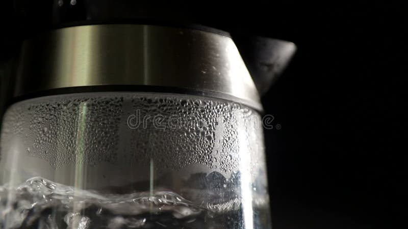 Hervidor eléctrico con agua hervida. hacer café y té