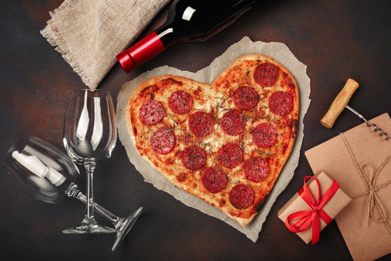 Herz Formte Pizza Mit Dem Mozzarella, Sausagered, Weinflasche, Zwei ...