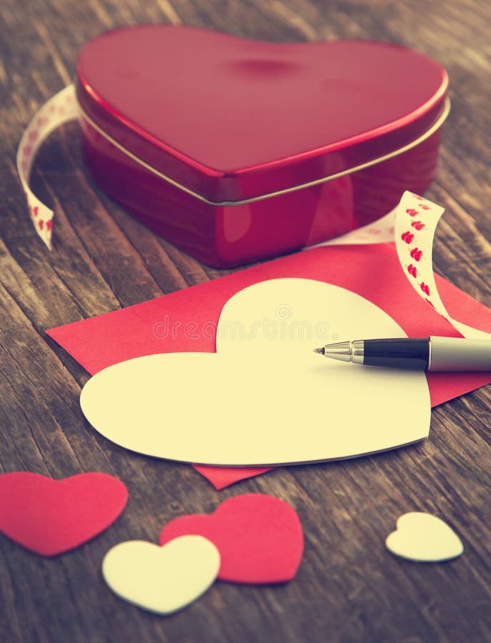 Herz formte Valentinsgruß-Tagesgeschenkbox und leere Grußkarte lizenzfreie stockfotos Herz formte Valentinsgruß-Tagesgeschenkbox und leere Grußkarte lizenzfreie stockfotos