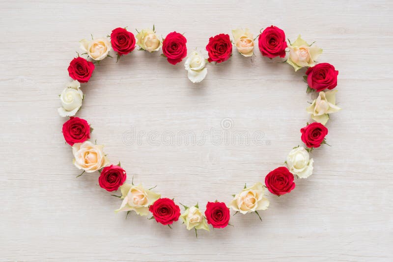 Herz von Rose Flowers auf rustikaler Tabelle für der den 8. März den Tag, internationalen Frauen und Valentinsgruß-Tag stockfotos Herz von Rose Flowers auf rustikaler Tabelle für der den 8. März den Tag, internationalen Frauen und Valentinsgruß-Tag stockfotos