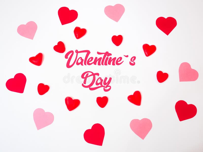 Herzdekorationen Sans ValentineÂs gemacht mit den roten und rosa Papieren und den Geleebonbons und den gummies lizenzfreie stockfotografie Herzdekorationen Sans ValentineÂs gemacht mit den roten und rosa Papieren und den Geleebonbons und den gummies lizenzfreie stockfotografie