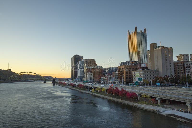 Herzenswärme von im Stadtzentrum gelegenem Pittsburgh nach Sonnenuntergang stockfotografie Herzenswärme von im Stadtzentrum gelegenem Pittsburgh nach Sonnenuntergang stockfotografie