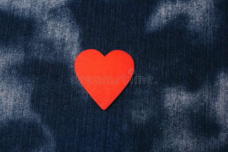 Herzform auf Gewebe Valentinsgrußkonzept und Versprechungen der Liebe. Rot Herz geformt auf schwarze Farbe für Liebeskarte und Valentinstagkonzept
