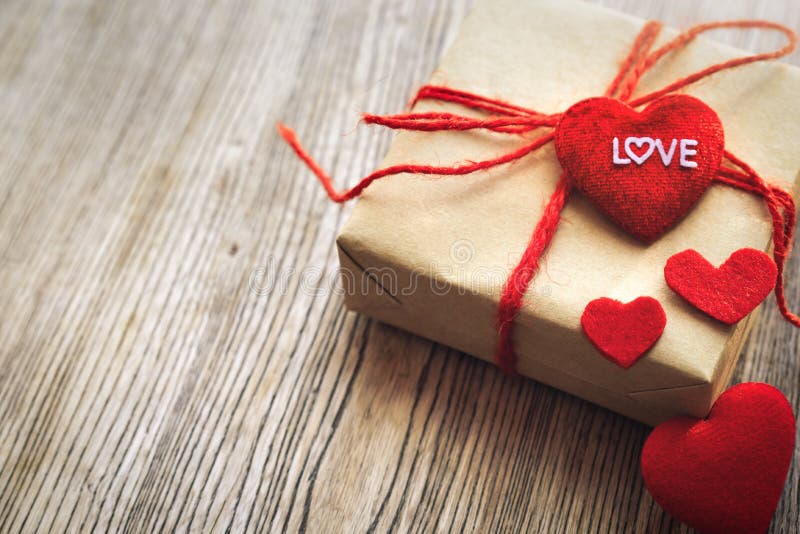 Herzform mit LIEBES-Wort, Geschenkbox und Blume, Kopienraum für das Simsen lizenzfreies stockbild Herzform mit LIEBES-Wort, Geschenkbox und Blume, Kopienraum für das Simsen lizenzfreies stockbild