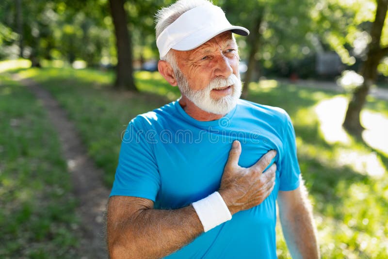 Herzinfarkt des älteren Mannes nach dem laufenden Training im Freien