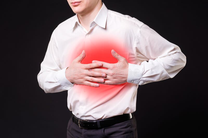 Herzinfarkt, Mann mit Schmerz in der Brust auf schwarzem Hintergrund