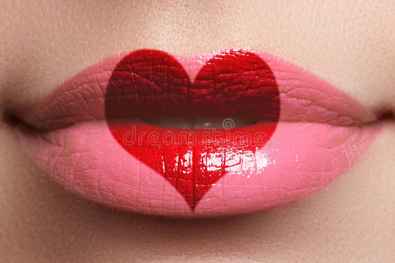 Herzkuß auf den Lippen Sexy volle Lippen der Schönheit mit Herzformfarbe Rote Rose Schöne Verfassung Lippenstift und Lipgloss