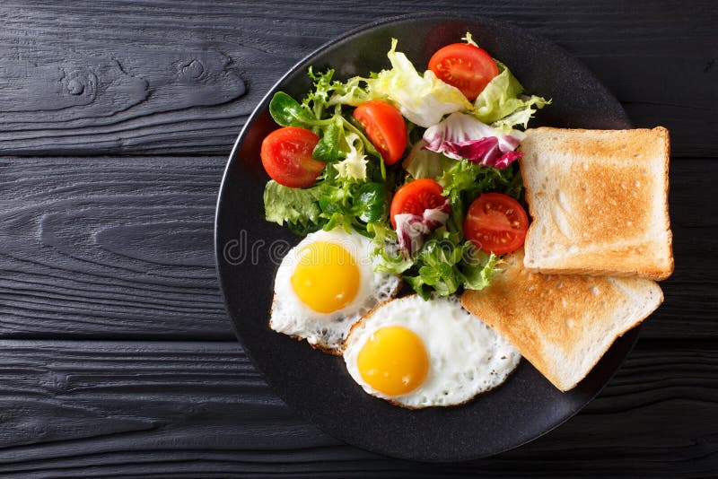 Herzliches Frühstück: Spiegeleier mit Frischgemüse Salat und toas stockbild Herzliches Frühstück: Spiegeleier mit Frischgemüse Salat und toas stockbild