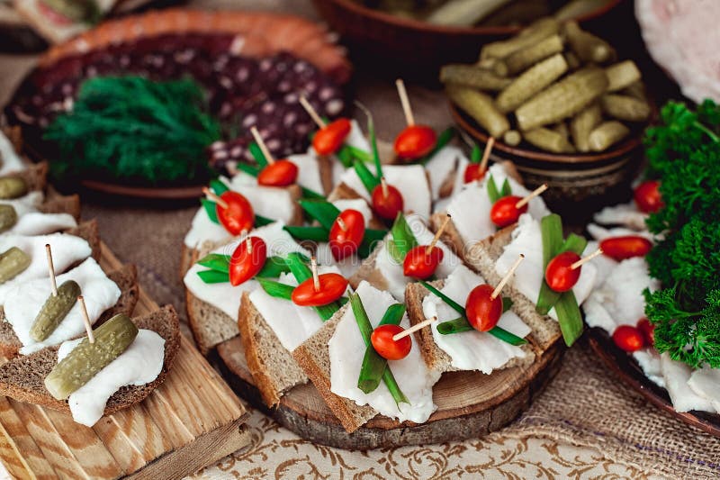 Herzliches Schweinefett mit Knoblauch diente mit frischem Brot auf einer Tabelle lizenzfreies stockfoto Herzliches Schweinefett mit Knoblauch diente mit frischem Brot auf einer Tabelle lizenzfreies stockfoto