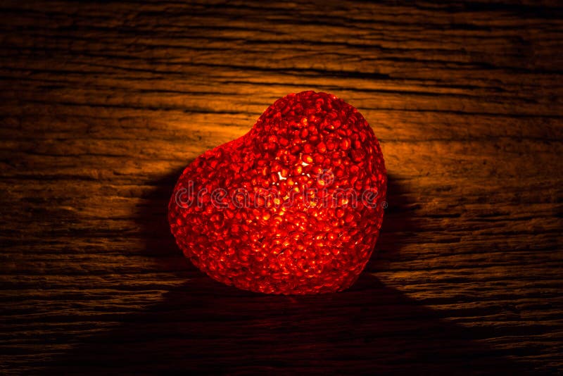 Herzlicht in der Dunkelheit, Valentinstag stockfoto