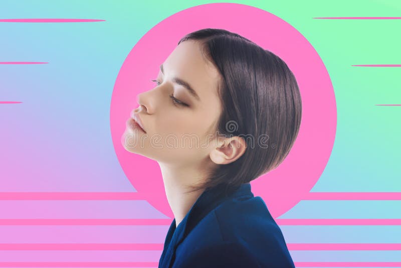 Het aanbiddelijke dreamful vrouw dromen stock foto's Het aanbiddelijke dreamful vrouw dromen stock foto's