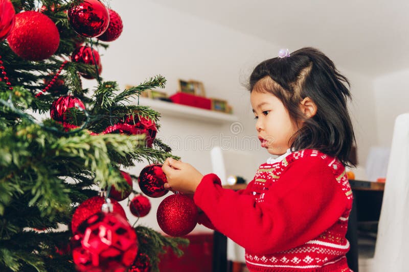 Het aanbiddelijke meisje die van de 3 éénjarigenpeuter Kerstboom verfraaien royalty-vrije stock foto Het aanbiddelijke meisje die van de 3 éénjarigenpeuter Kerstboom verfraaien royalty-vrije stock foto
