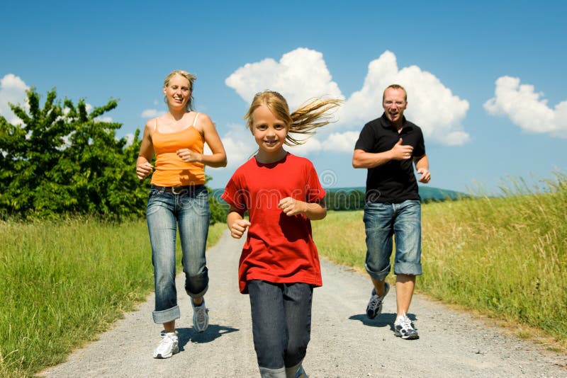 Het aanstoten van de familie stock afbeeldingen Het aanstoten van de familie stock afbeeldingen