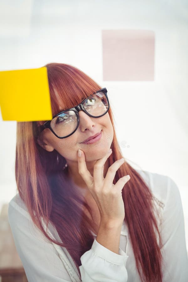 Het aantrekkelijke nadenkende hipstervrouw stellen royalty-vrije stock afbeeldingen Het aantrekkelijke nadenkende hipstervrouw stellen royalty-vrije stock afbeeldingen