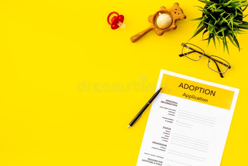 Het aanvraagformulier voor keurt kind omhoog goed op gele achtergrond hoogste meningsspot royalty-vrije stock fotografie Het aanvraagformulier voor keurt kind omhoog goed op gele achtergrond hoogste meningsspot royalty-vrije stock fotografie