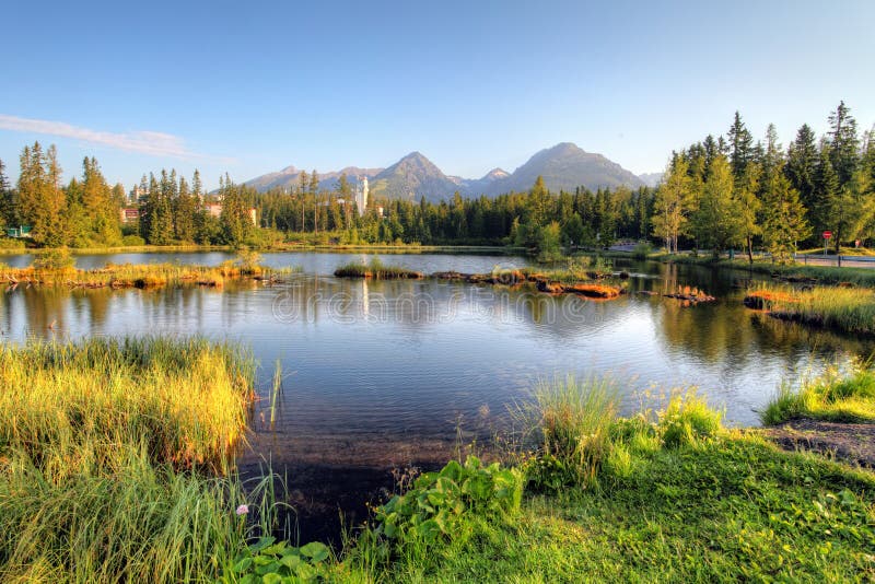 Het aardige meer van Slowakije - Strbske-pleso in Hoge Tatras bij de zomer royalty-vrije stock foto's Het aardige meer van Slowakije - Strbske-pleso in Hoge Tatras bij de zomer royalty-vrije stock foto's
