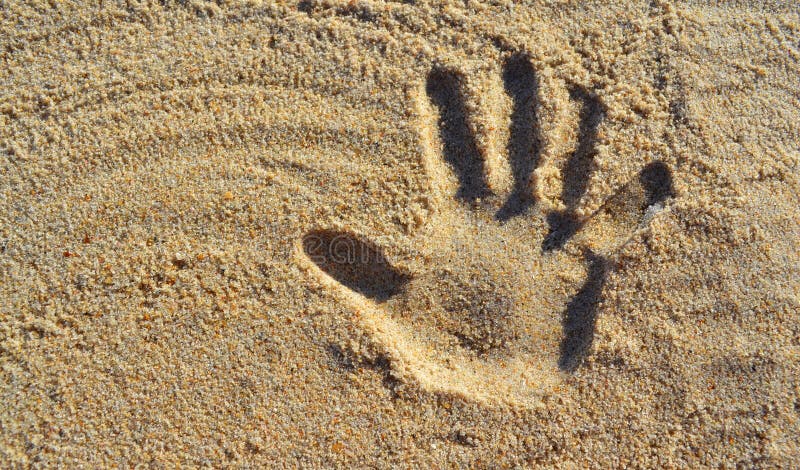 Het Af:drukken van de hand op het Zand van het Strand