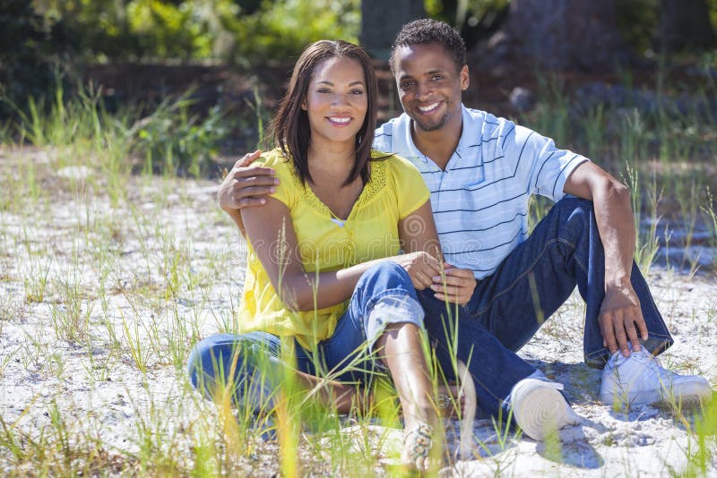 Het Afrikaanse Amerikaanse Paar van de Vrouw &amp; van de Man buiten