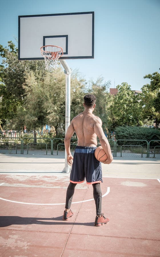 Het Afro-Amerikaanse basketbal van de jonge mensen speelstraat in het park stock afbeelding Het Afro-Amerikaanse basketbal van de jonge mensen speelstraat in het park stock afbeelding
