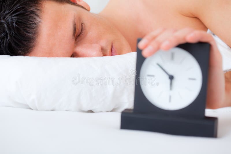 Het alarm van de het bedklok van de mens royalty-vrije stock afbeeldingen Het alarm van de het bedklok van de mens royalty-vrije stock afbeeldingen