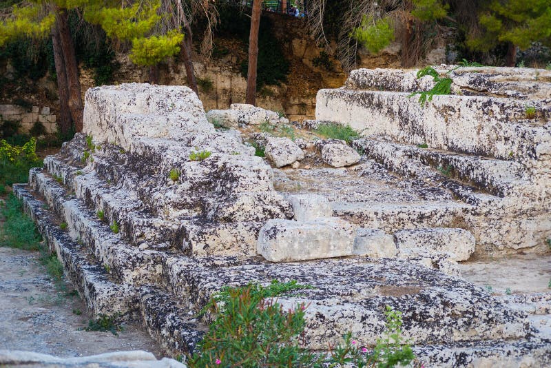 Het altaar van Ierone I is het groot monumentaal werk in het oude kwart van Neapolis in Syracuse binnen het Archeologische Park v royalty-vrije stock foto Het altaar van Ierone I is het groot monumentaal werk in het oude kwart van Neapolis in Syracuse binnen het Archeologische Park v royalty-vrije stock foto
