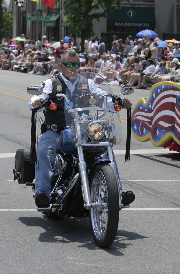 Het Amerikaanse Lid die van Legioenruiters met Mohawk zijn Harley Davidson berijden in Indy 500 Parade royalty-vrije stock foto's Het Amerikaanse Lid die van Legioenruiters met Mohawk zijn Harley Davidson berijden in Indy 500 Parade royalty-vrije stock foto's