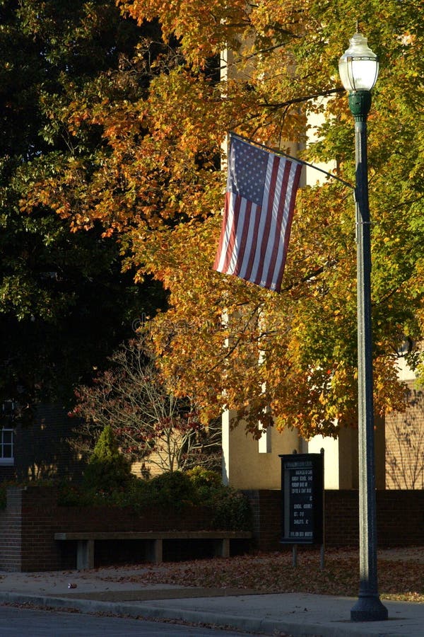 Het Amerikaanse Vlag Hangen van Lamppost stock afbeeldingen Het Amerikaanse Vlag Hangen van Lamppost stock afbeeldingen